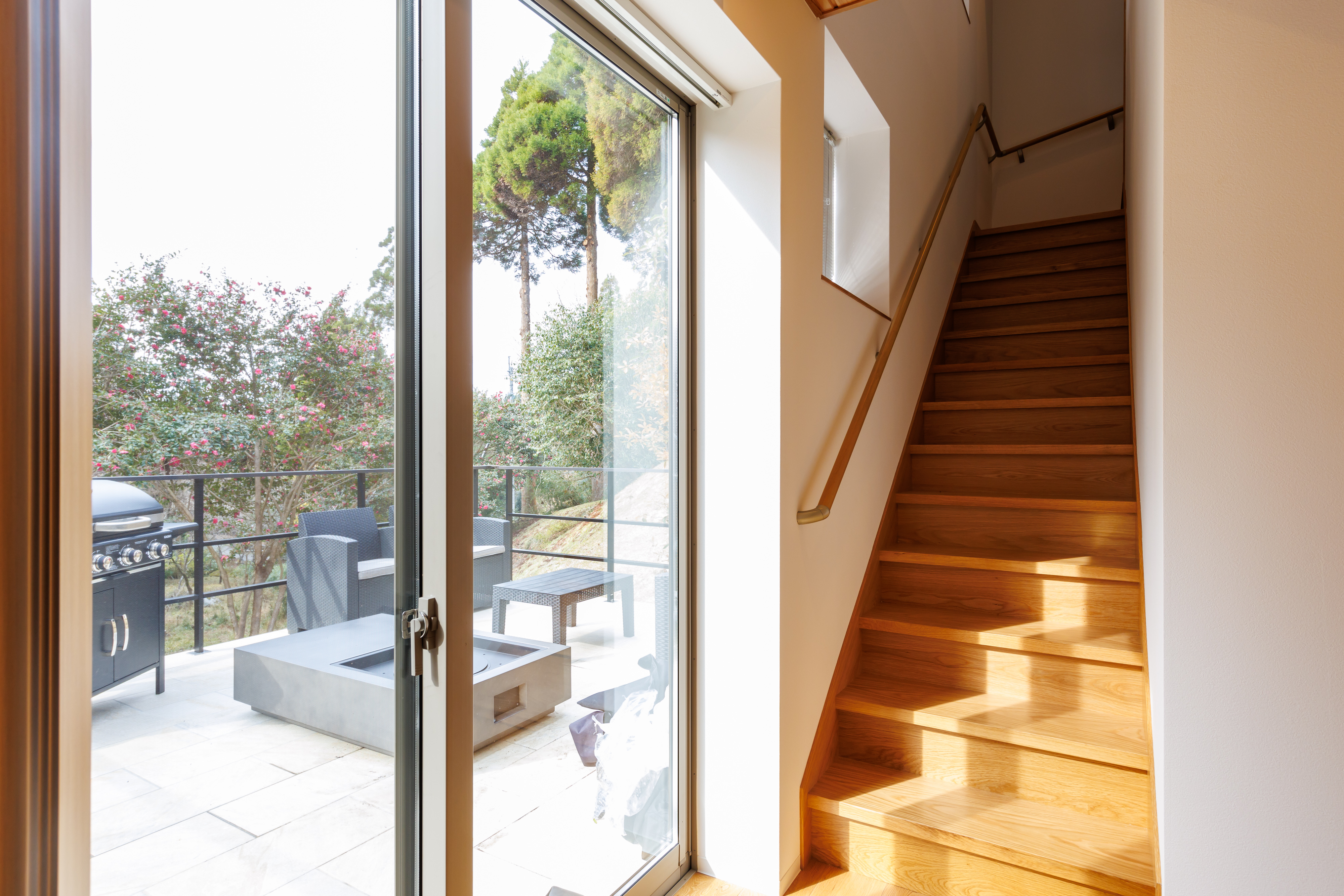 D棟室内からウッドデッキへ繋ぐ窓