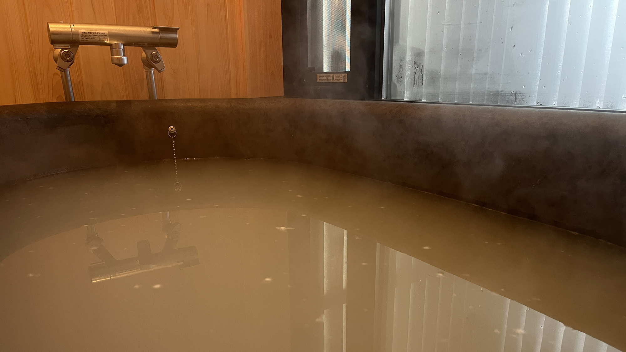 お風呂◆陶器風呂でゆったりと旅の疲れを癒せます　※入浴剤使用で、温泉ではありません*