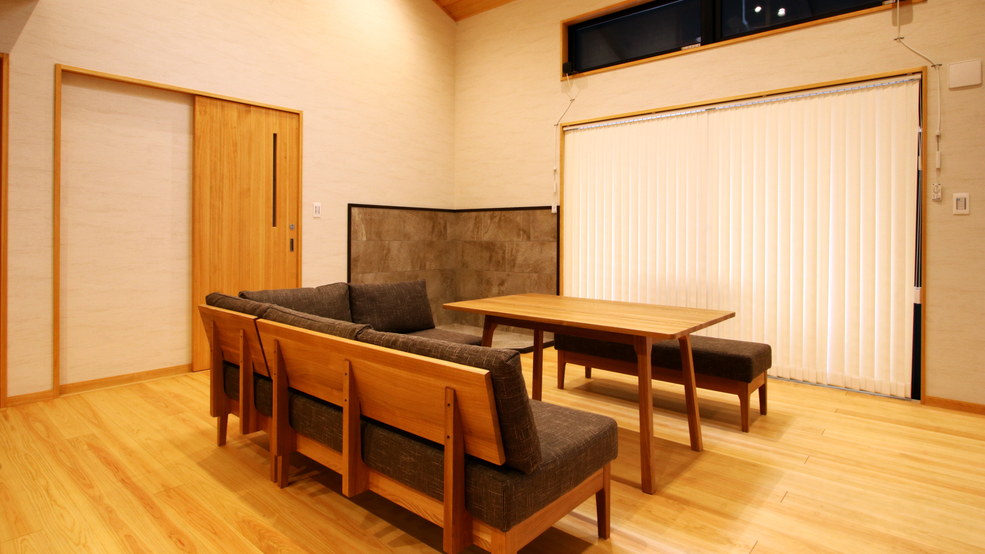 リビングダイニング◆高い天井となっているためさらに広く感じます*