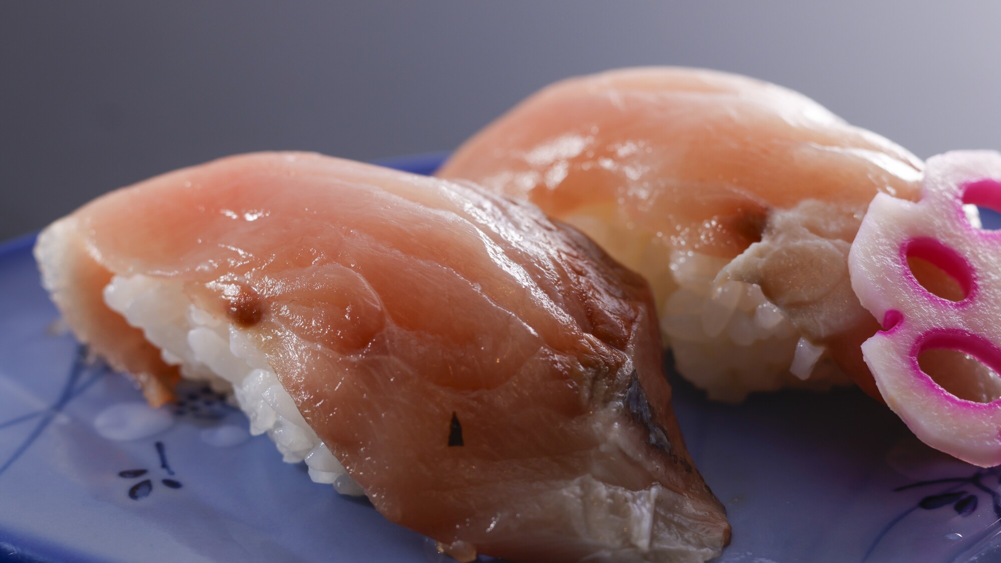 脂ののったブリの握り、口の中でとろける極上の味／例