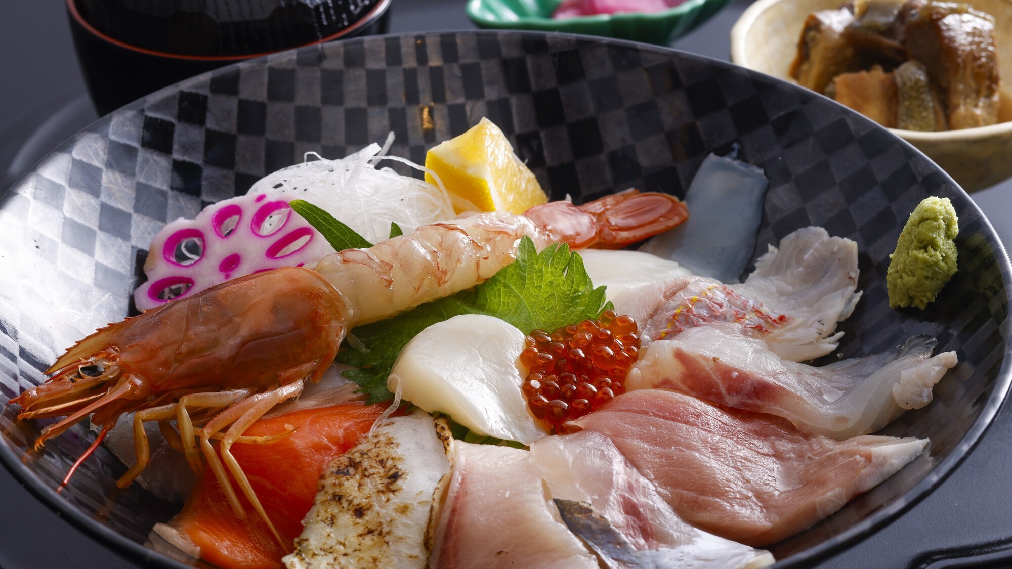 栗田漁港直送の新鮮な海の幸を贅沢に盛り付けた海鮮丼／例