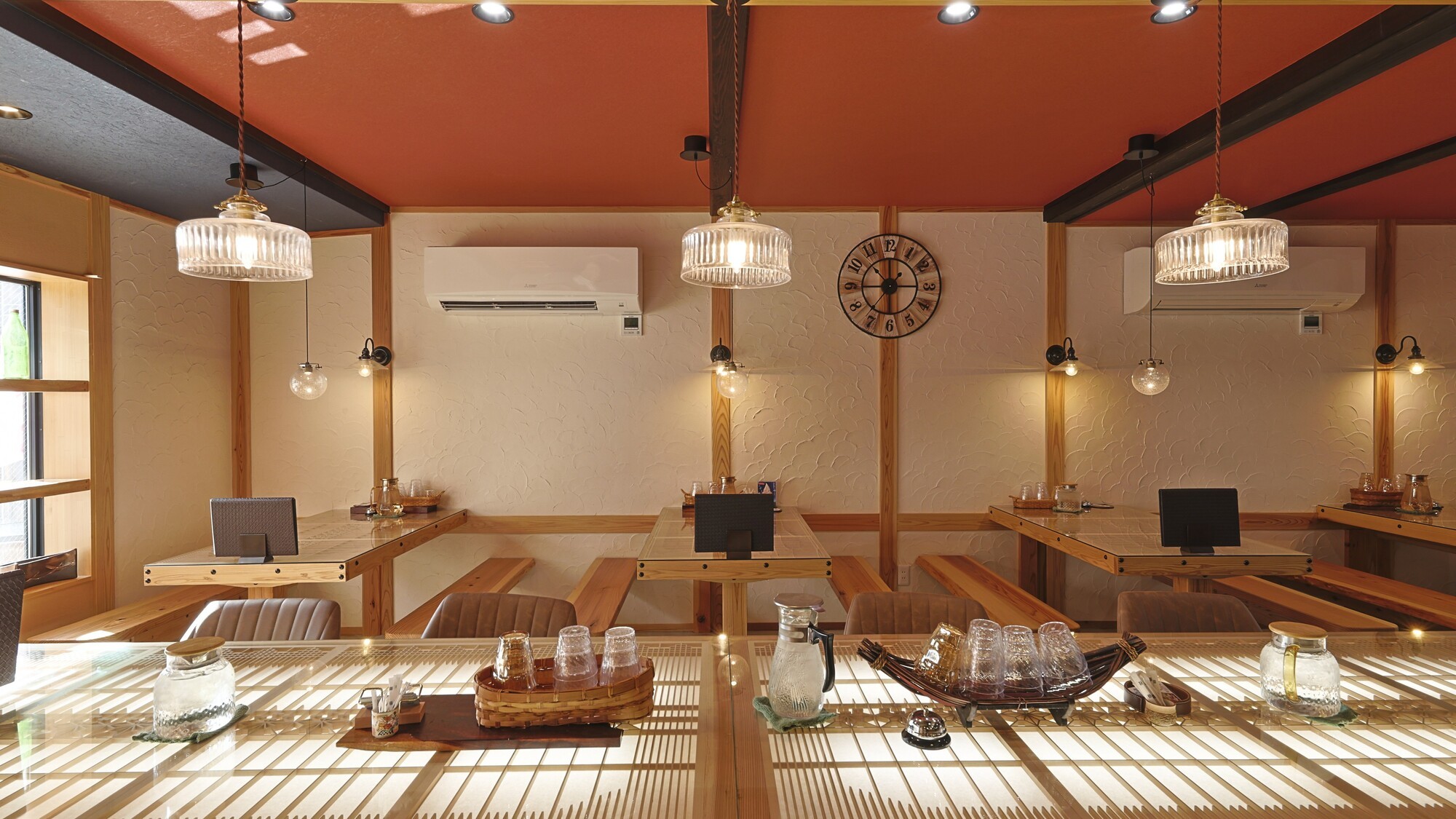 温もり溢れる木目調の空間、心落ち着くレストラン