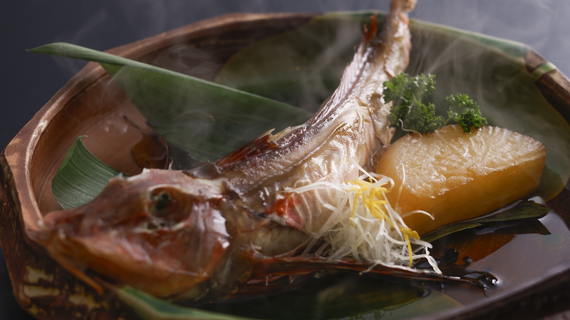 新鮮な地魚を丁寧に煮付けた、味わい深い一品／例