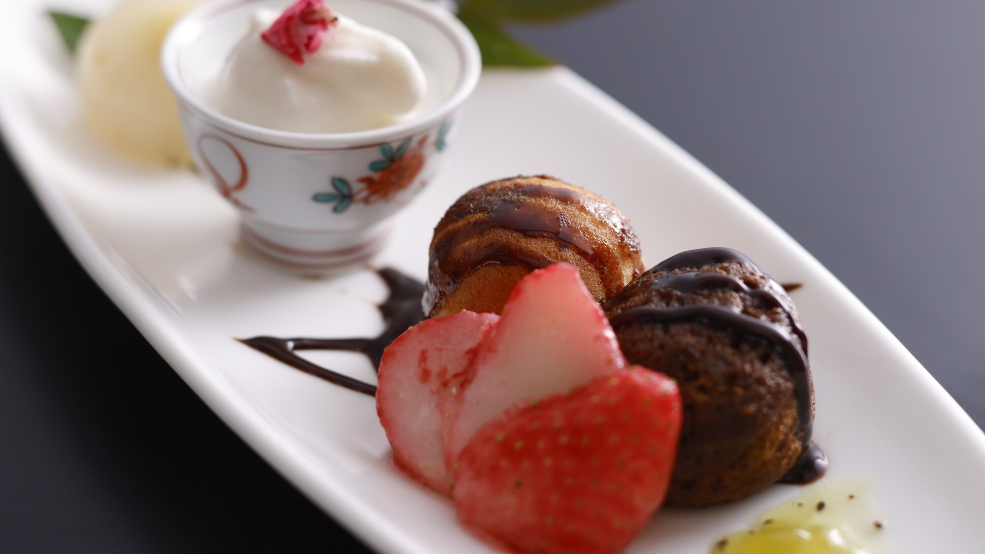 旬の素材を贅沢に使った彩り鮮やかなデザート／例