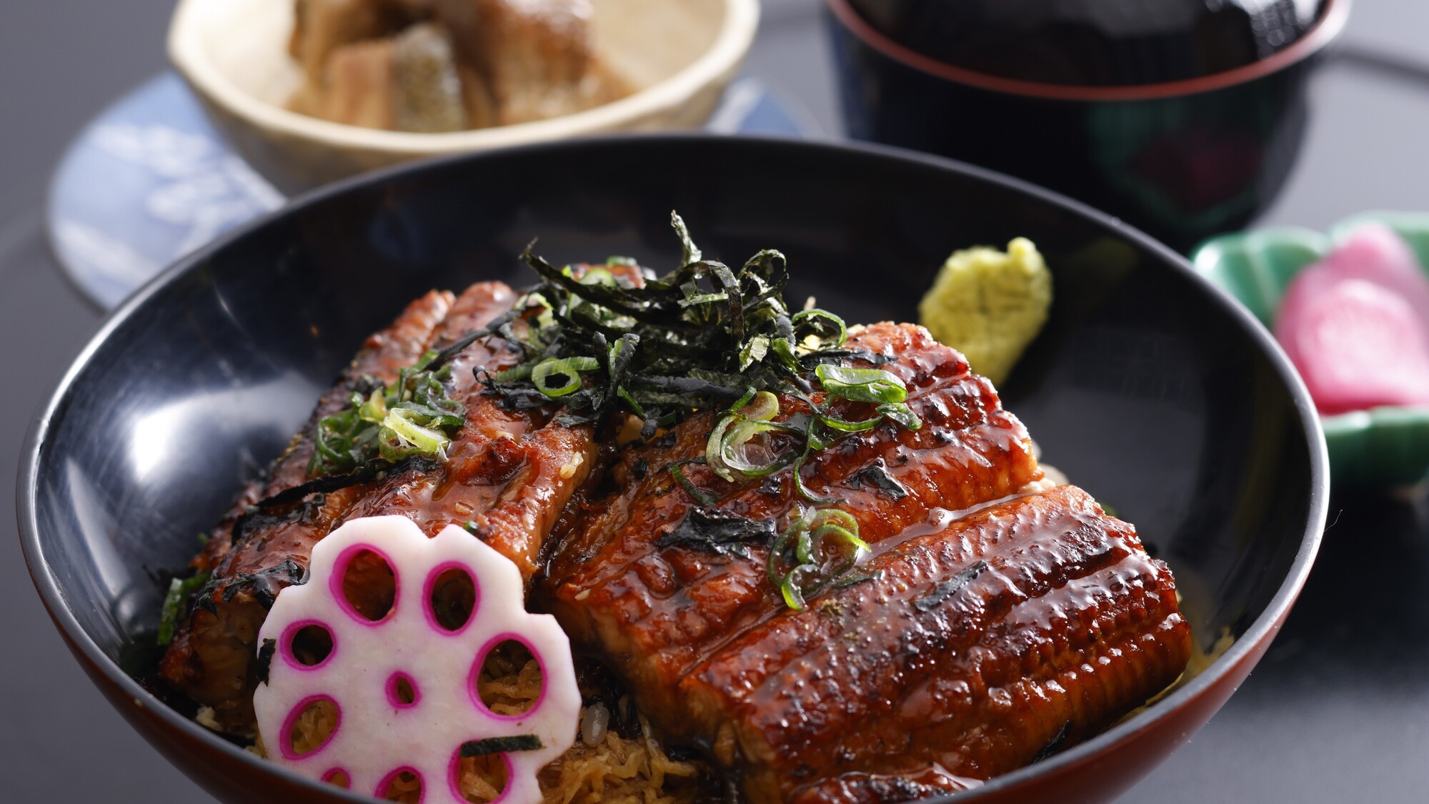 香ばしく焼き上げた鰻をふっくらご飯にのせた自慢のうな丼／例