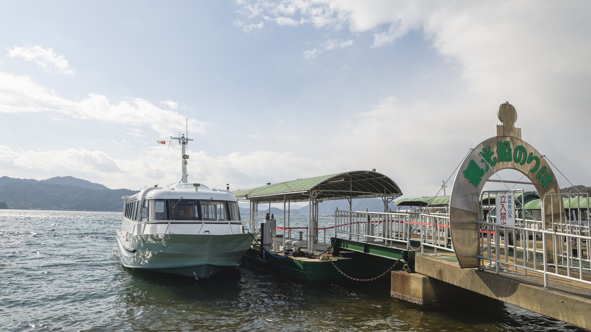 穏やかな海に佇む、一宮桟橋の風情ある景色