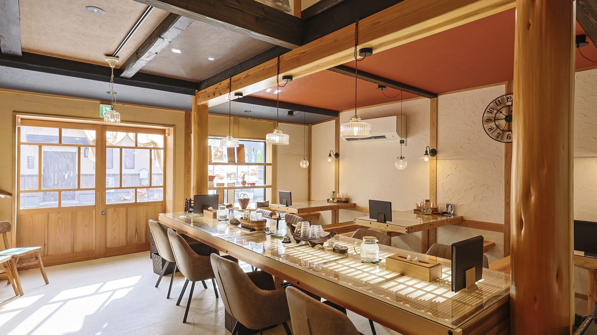 木目とガラスが調和するテーブル越しに広がる温かな空間