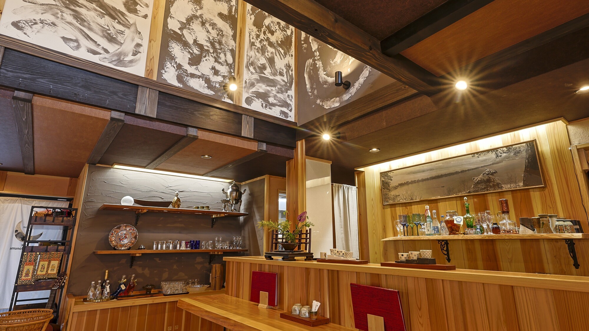 落ち着いた雰囲気のカウンター席で、贅沢なひととき