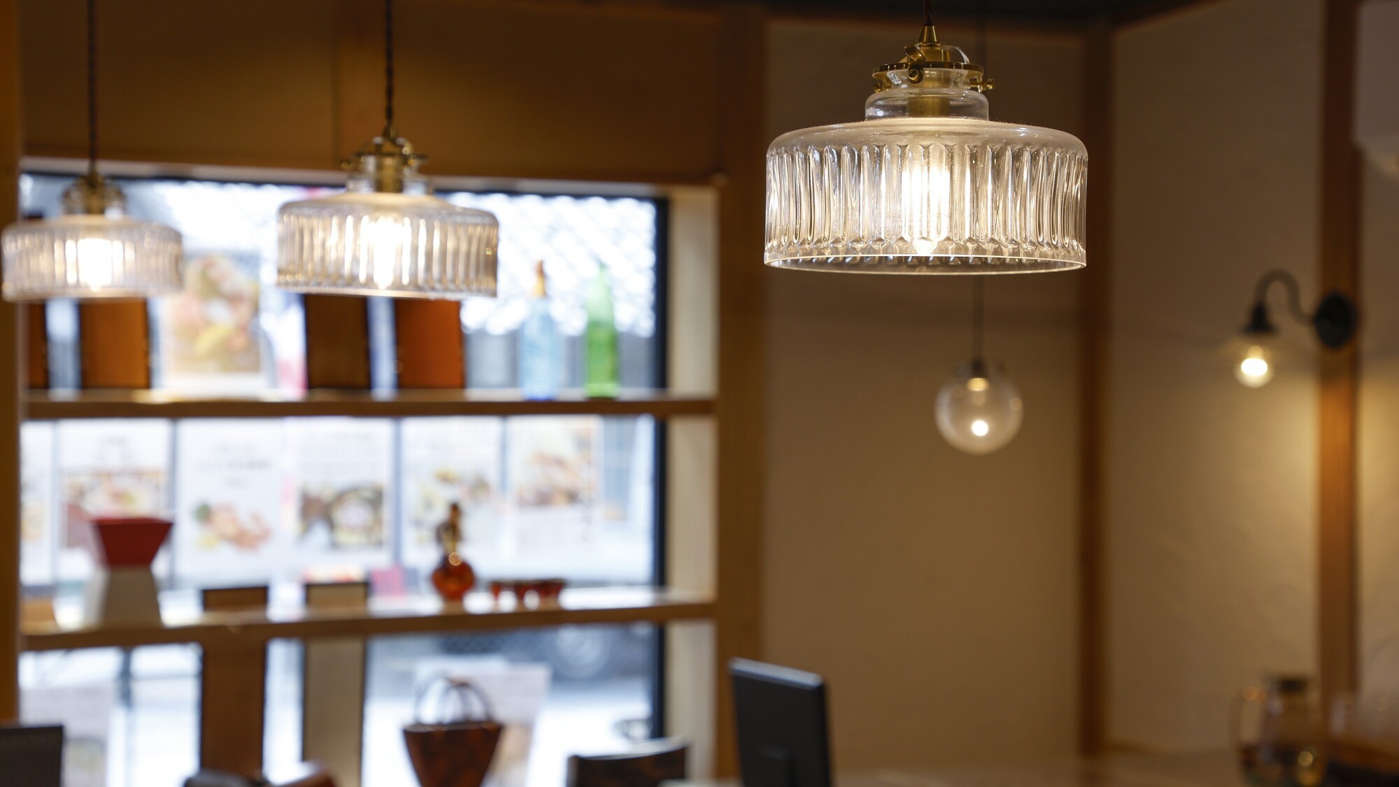 アンティークの灯りが彩る、落ち着いたレストラン