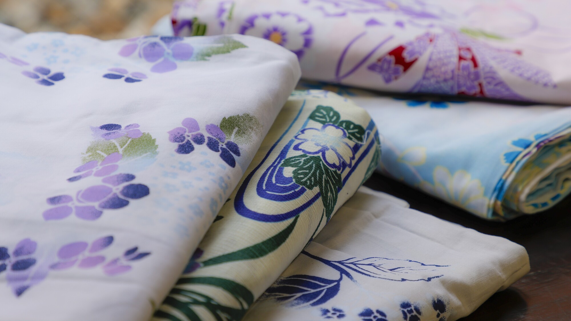 華やかな色浴衣で特別なひとときを演出♪／例