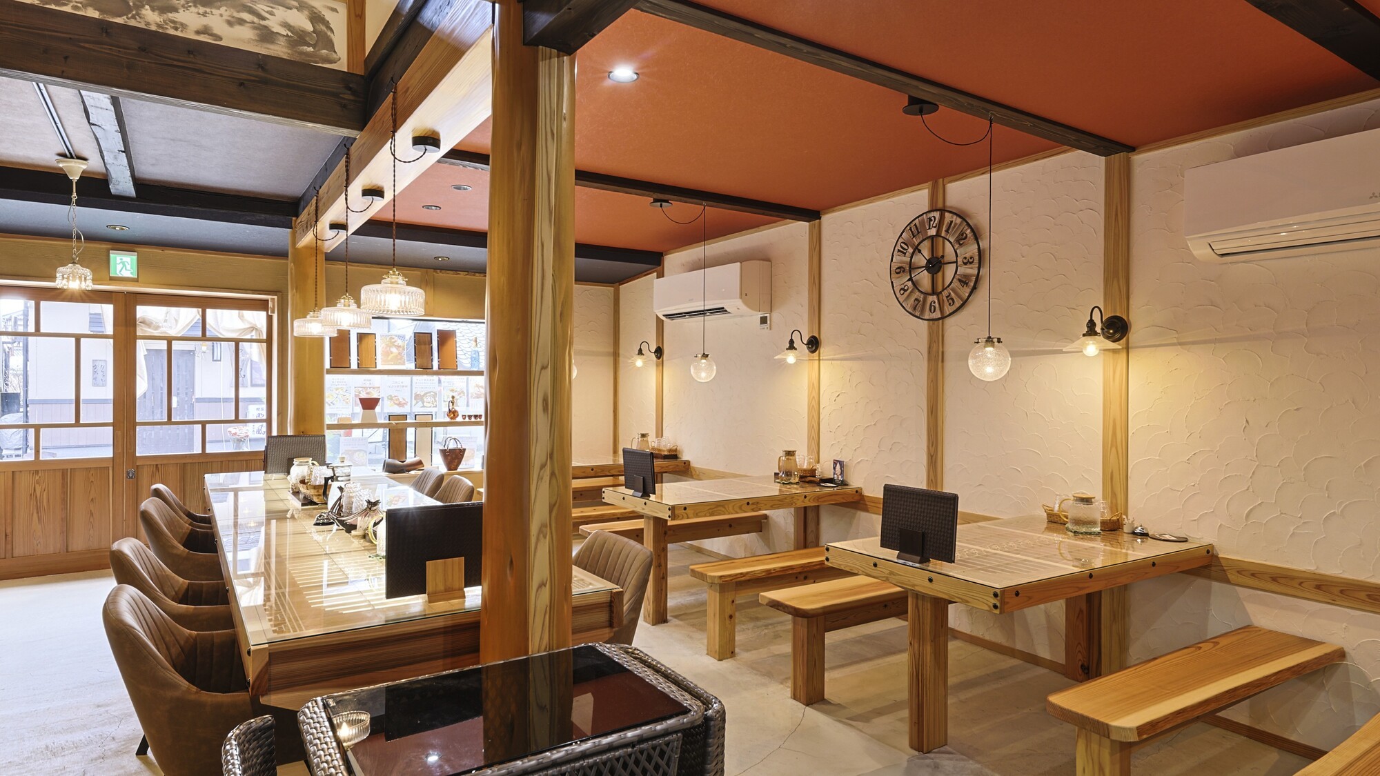 木の温もり感じるテーブル席で、くつろぎのひととき