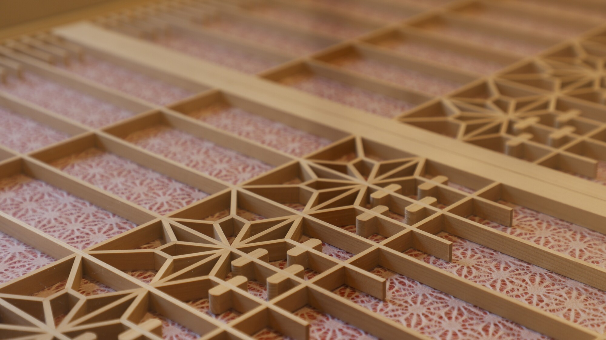 木目の温もりとガラスの美しさが調和するテーブル