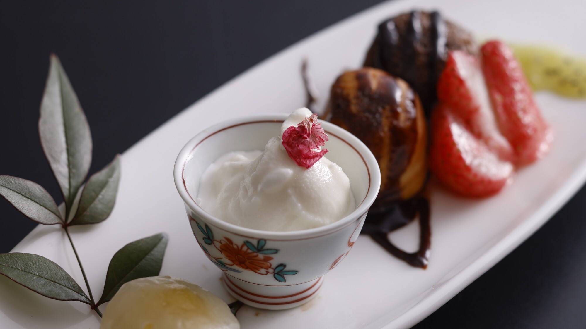 旬の素材を贅沢に使った彩り鮮やかなデザート／例