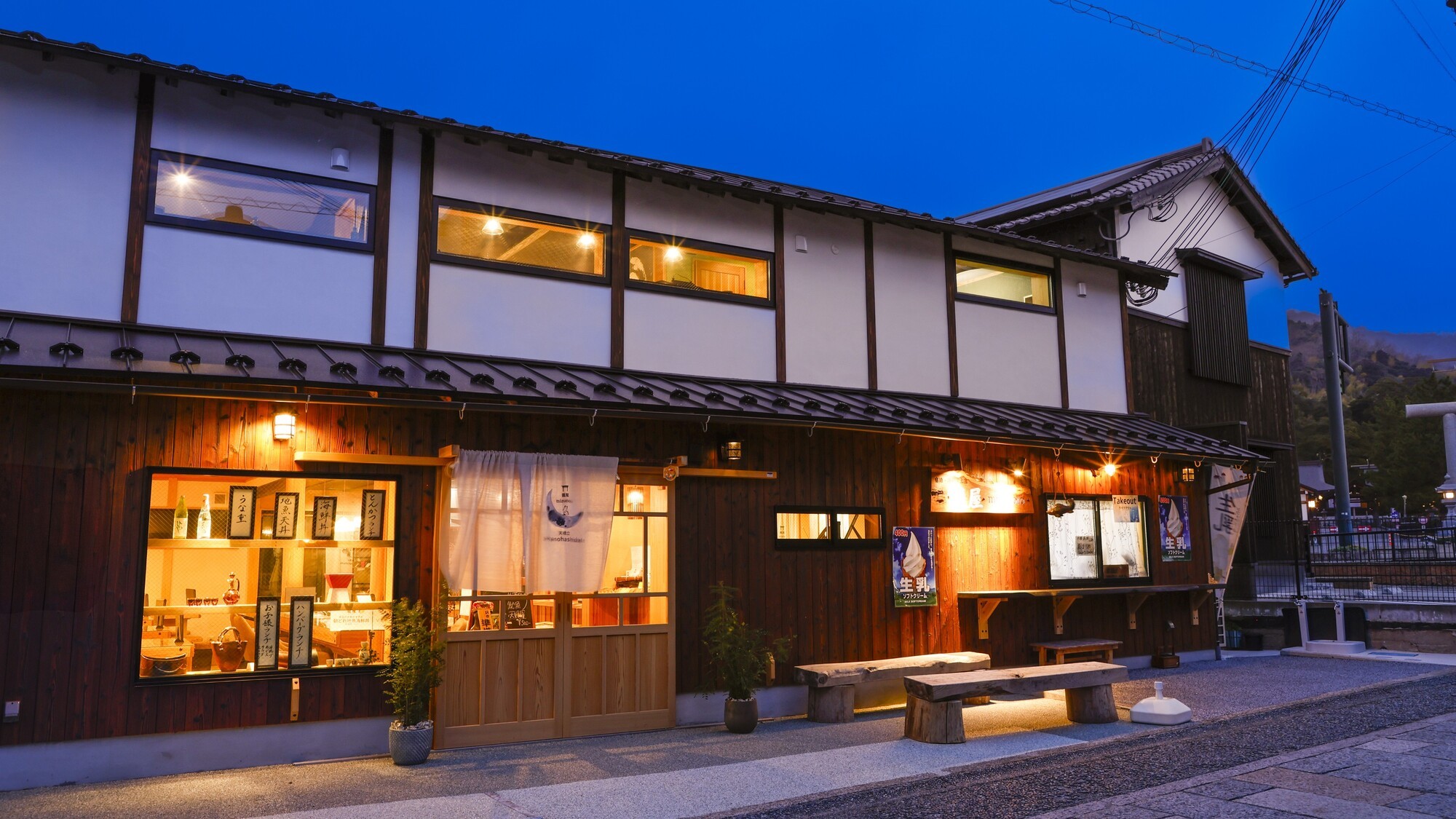 幻想的な灯りに包まれる、夜の美しい外観