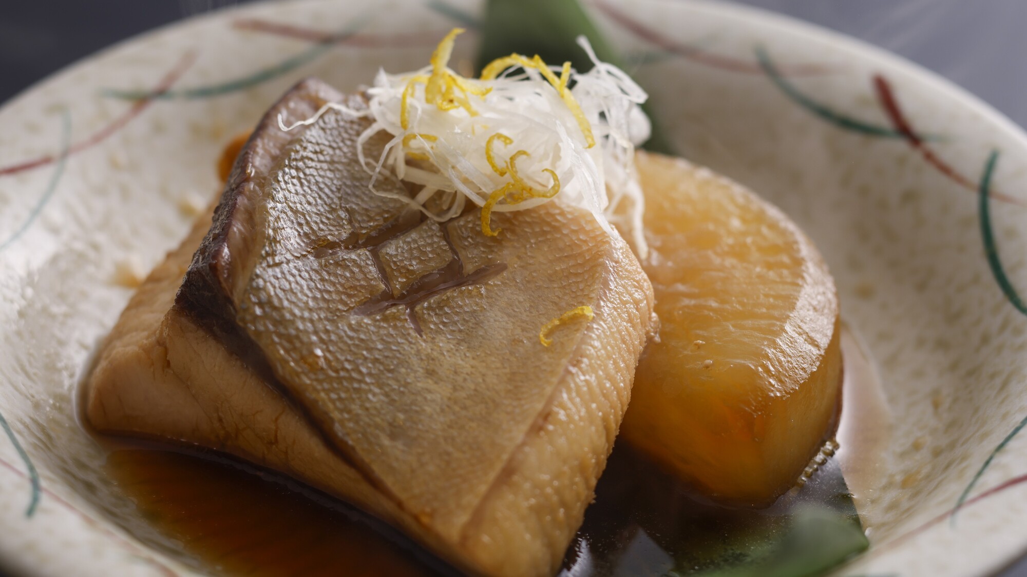じっくり煮込んだブリ大根、旨味たっぷりの味わい／例