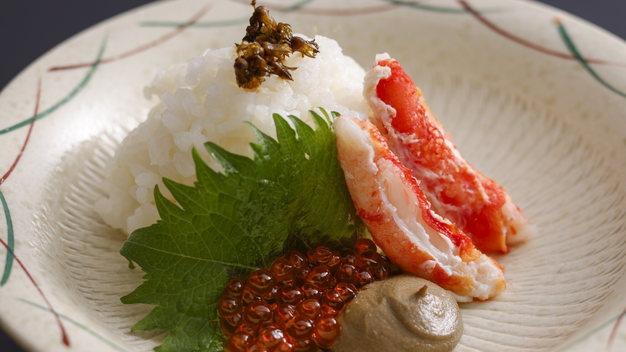 カニの旨味にいくらの贅沢な彩りを添えた至福のカニ飯／例