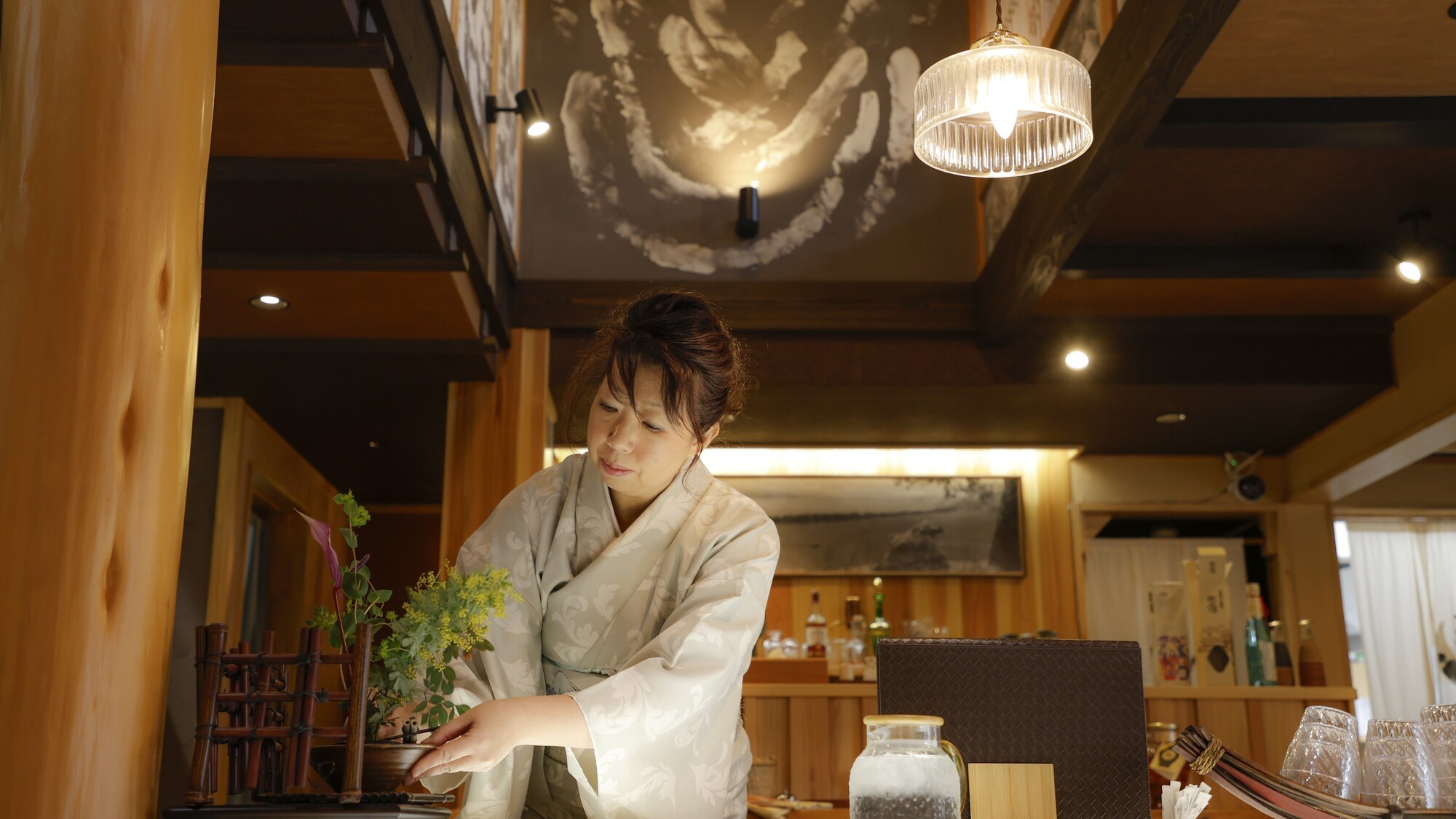 オーナー自ら生ける季節の花で心和むひととき／例