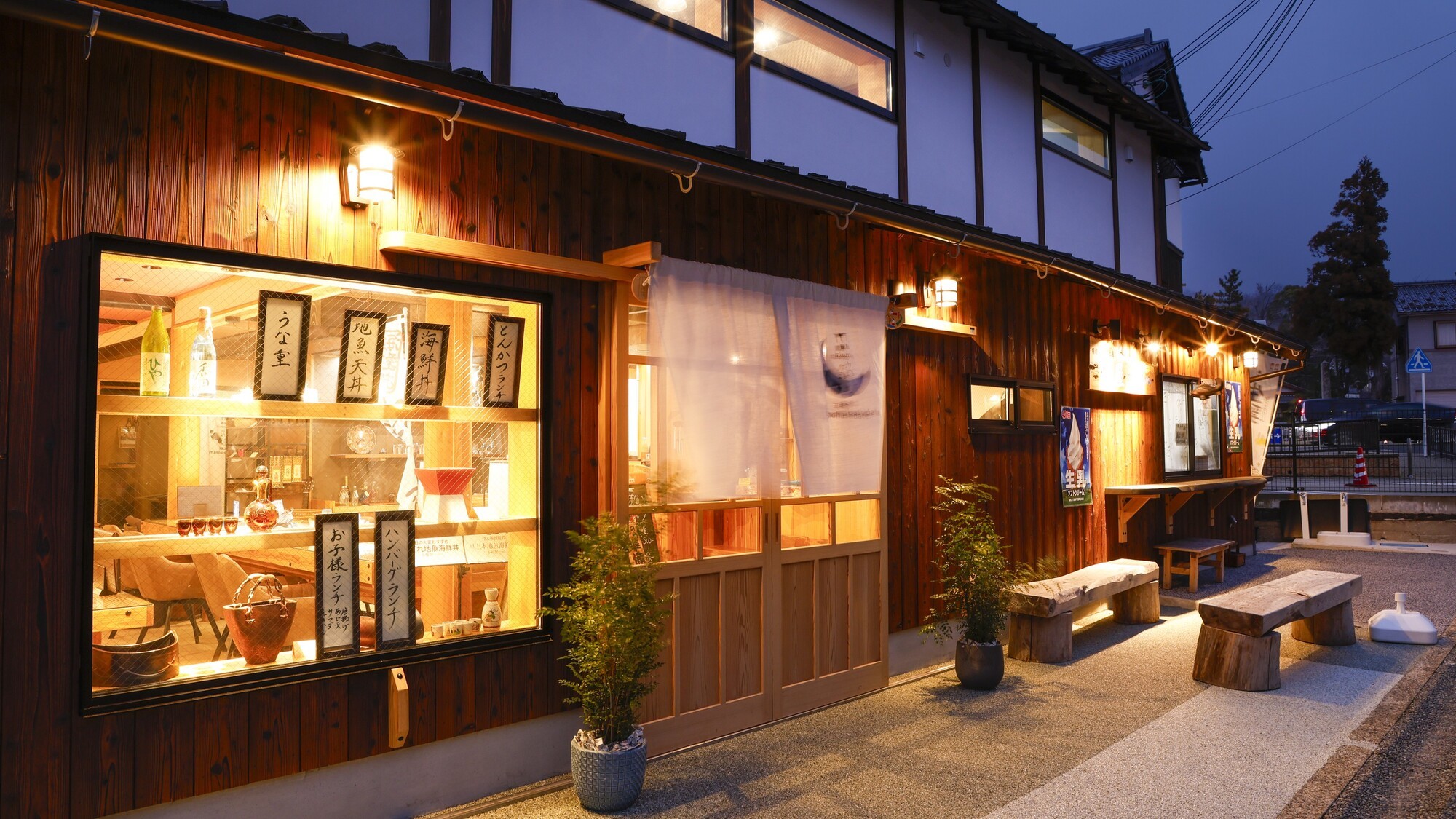 風に揺れる暖簾が趣を添える