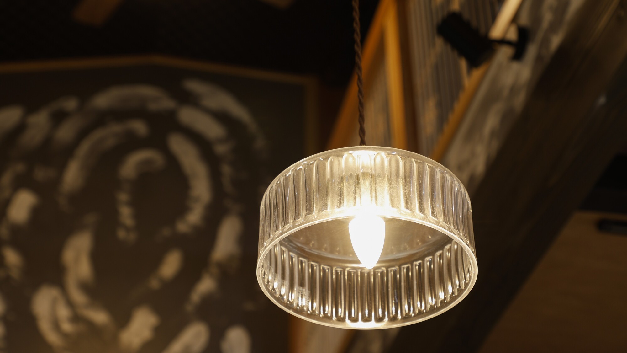 アンティークの灯りが優しく照らす、心和む空間