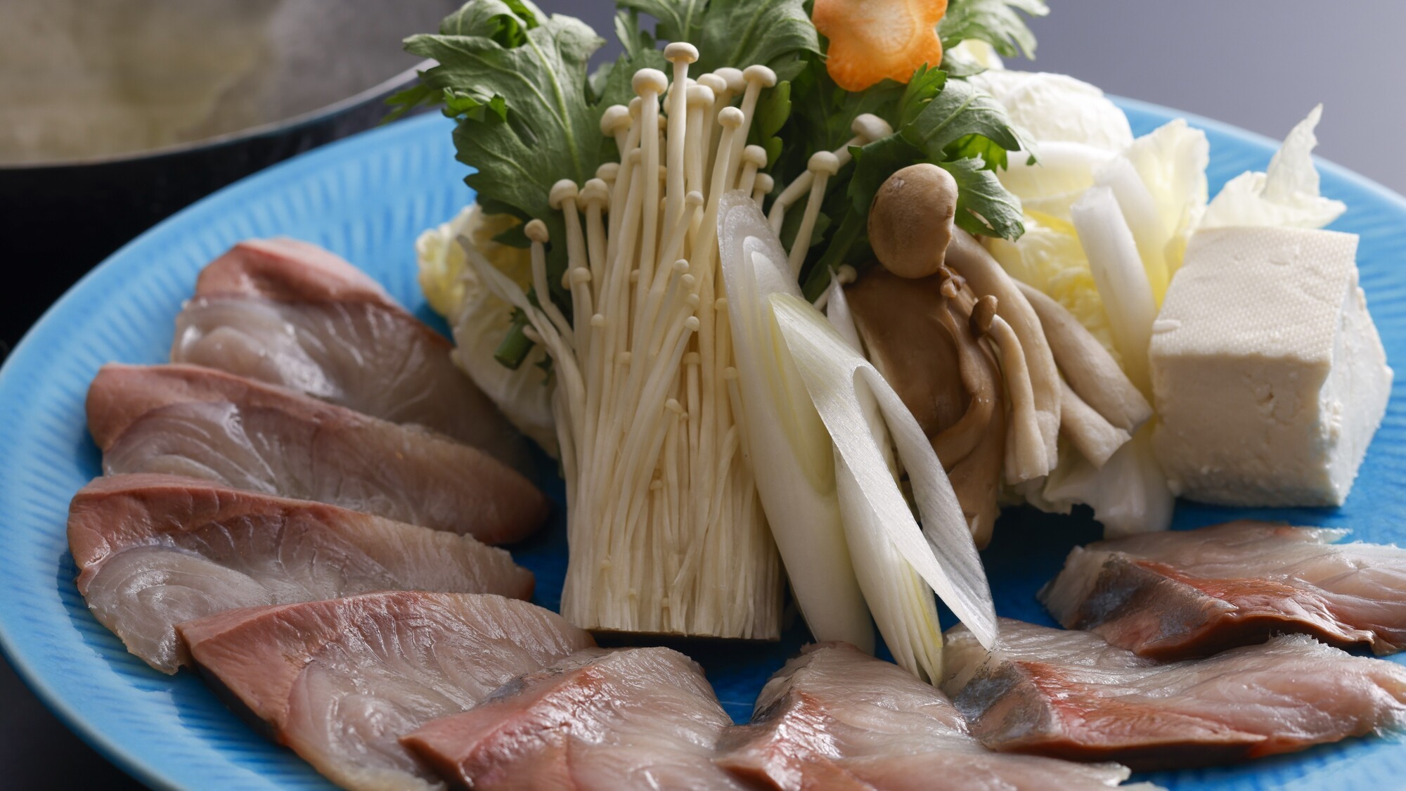 美しく盛り付けられた、新鮮ブリしゃぶの皿盛り／例