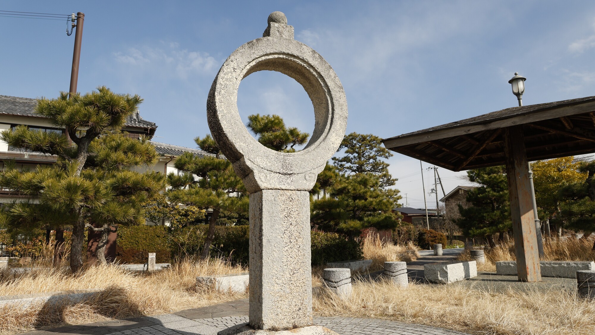 知恵とご縁を結ぶ、風情ある知恵の輪灯篭