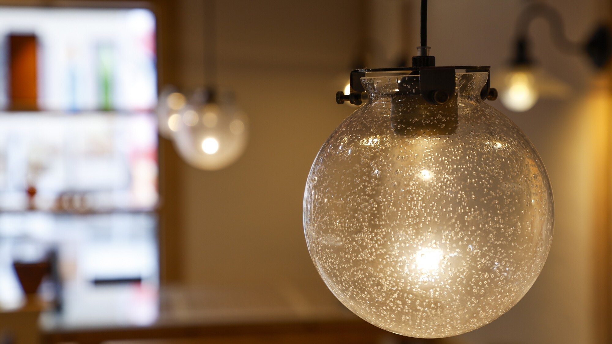 アンティーク調の灯りが照らす、温もりのある空間