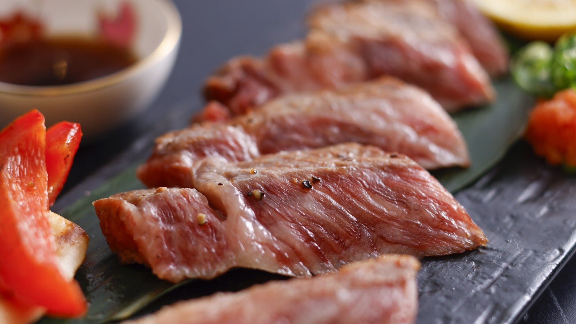 ジューシーで旨味あふれる、国産和牛ステーキ」／例