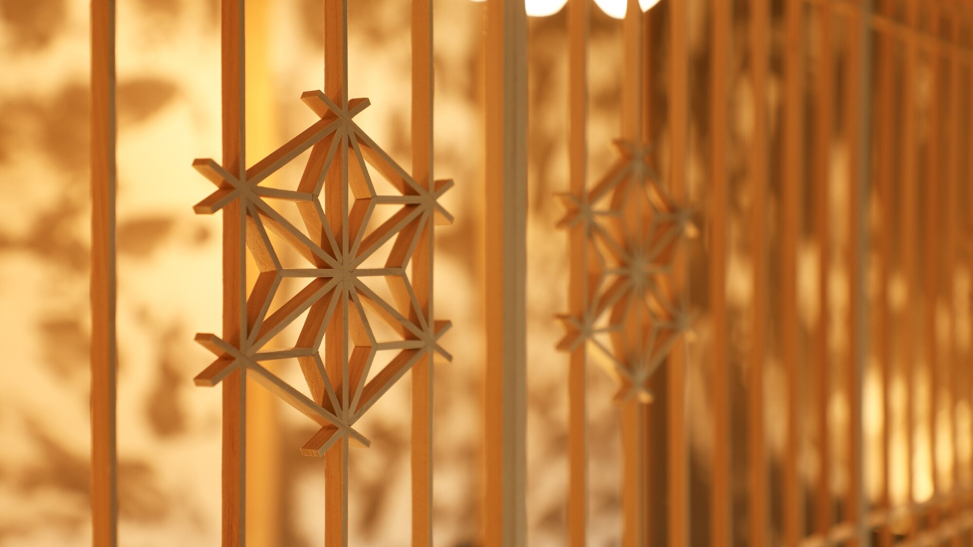 木目の温もりが心地よい、落ち着いた空間の演出