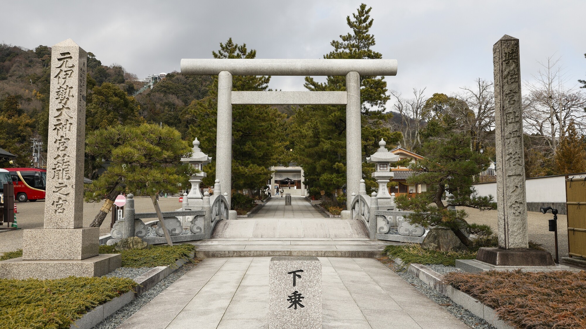 歴史と神秘が息づく、元伊勢 籠神社の厳かな佇まい