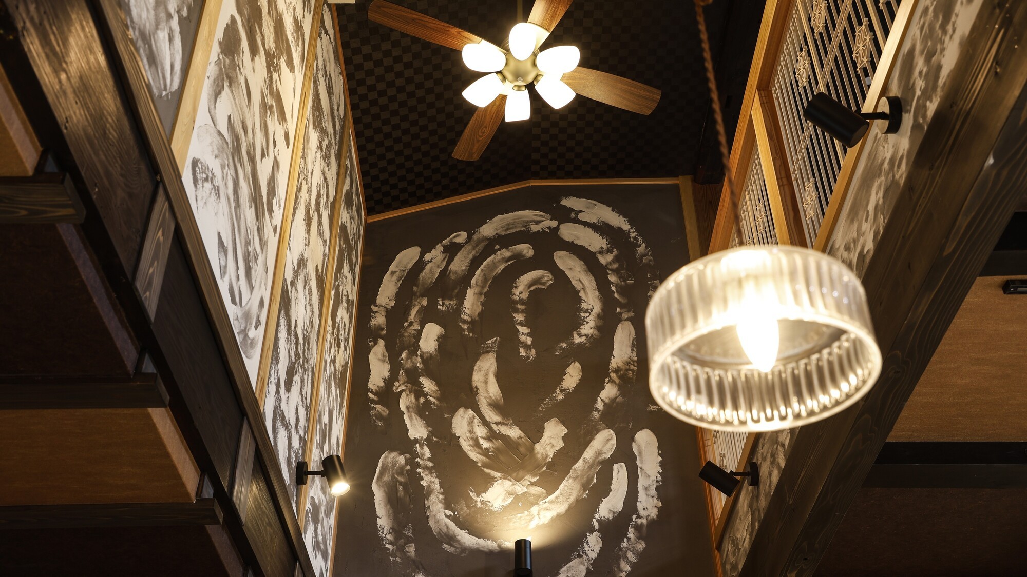 アンティーク調の灯りが照らす、温もりのある空間