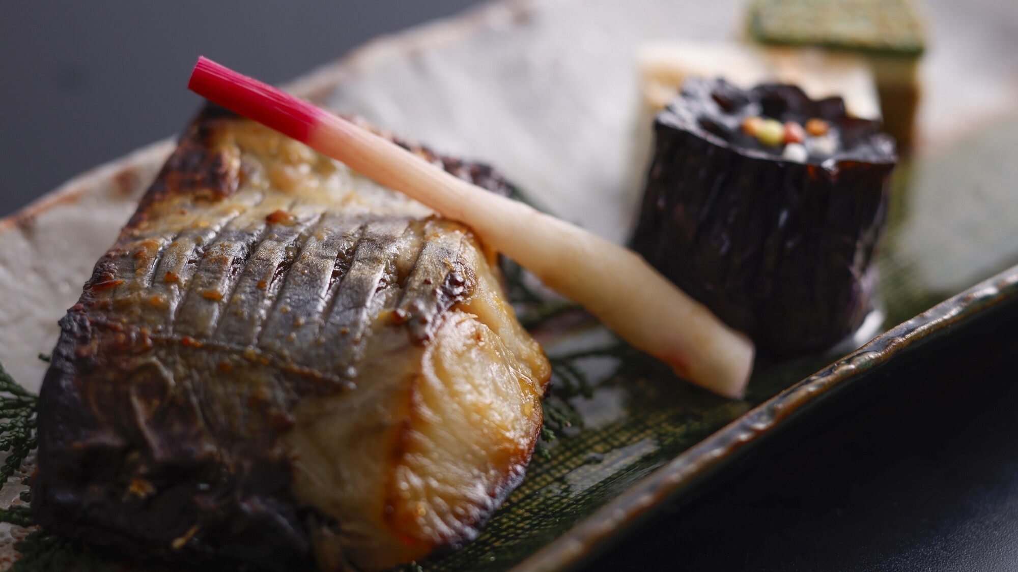 素材の旨味を引き出した、ふっくら焼き上げた旬の魚／例