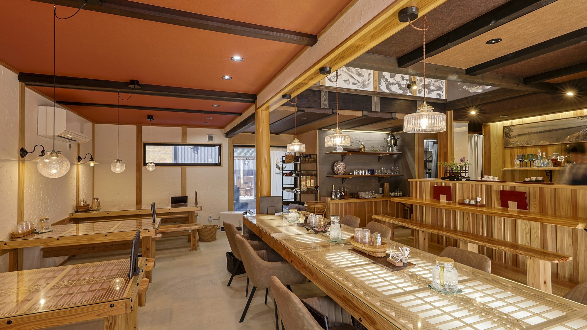 木目とガラスが調和するテーブル越しに広がる温かな空間