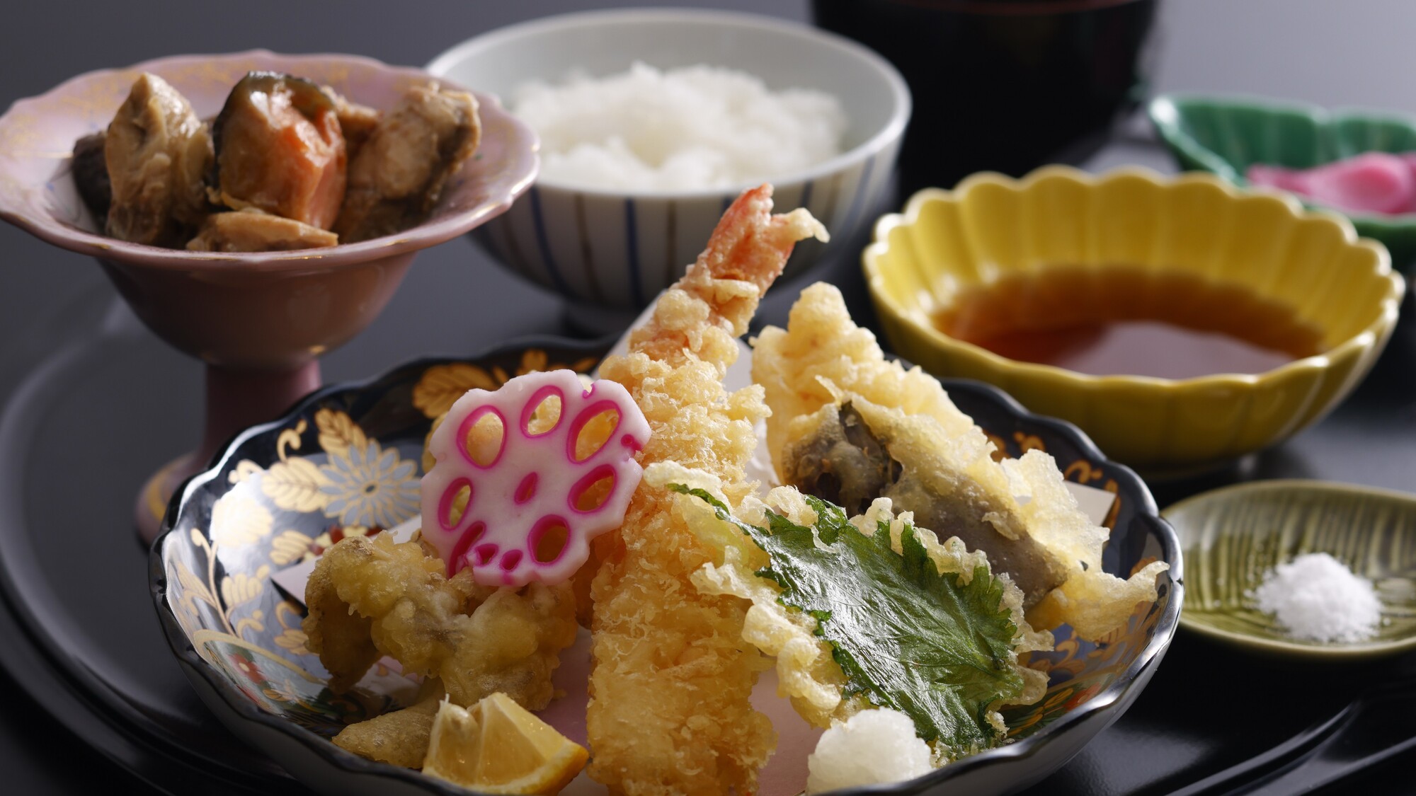 地元の魚介と旬野菜を使った、揚げたて天ぷら定食／例