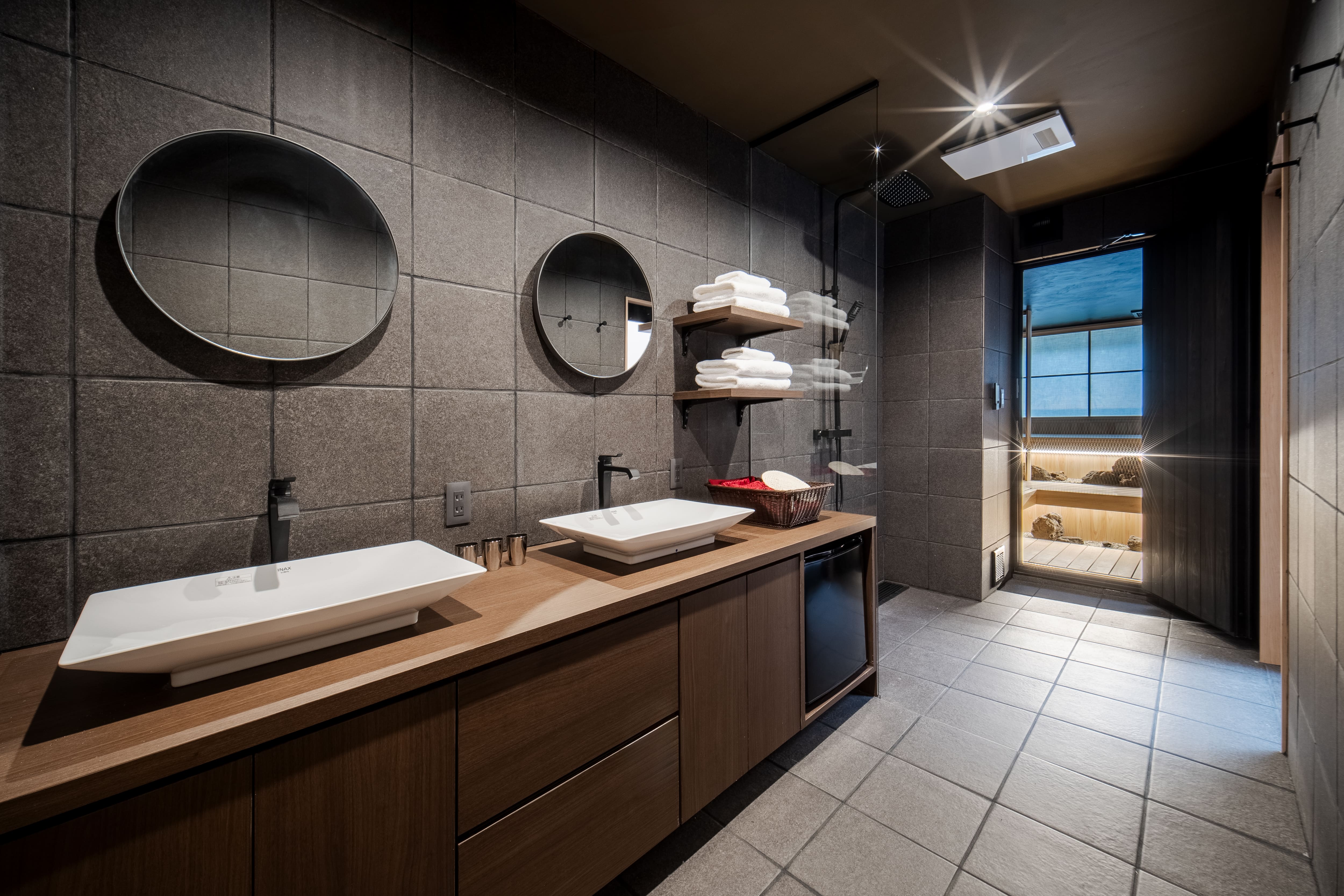 ダブル洗面でゆったりご利用いただけます。 女性には嬉しいアメニティ類完備しております。