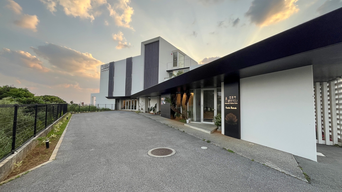 読谷サロンを一棟丸ごと貸切♪持ち込みBBQ・サウナ・キッズルームもぜ〜んぶ使い放題！