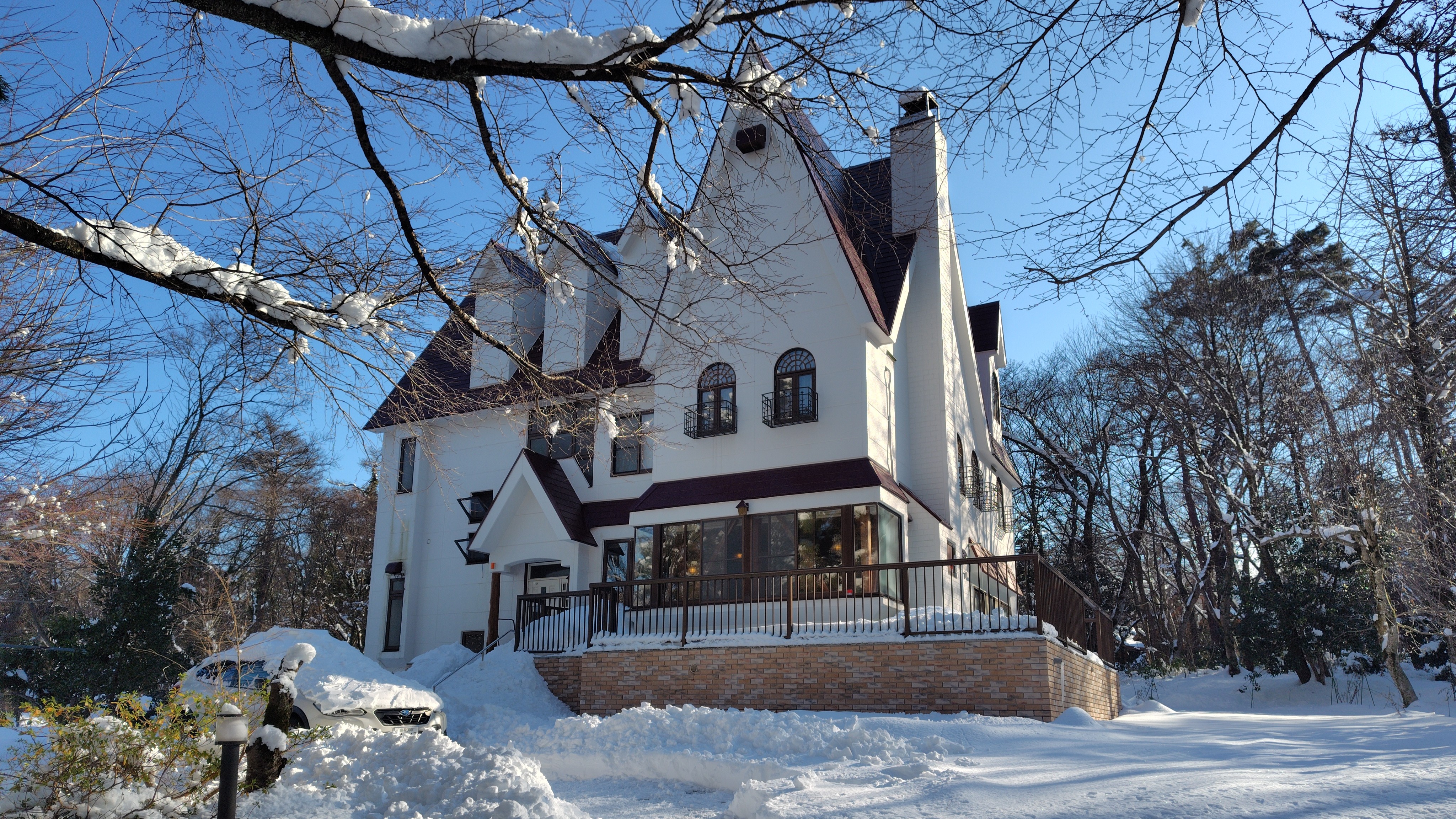 ペンション建物外観と敷地（冬）