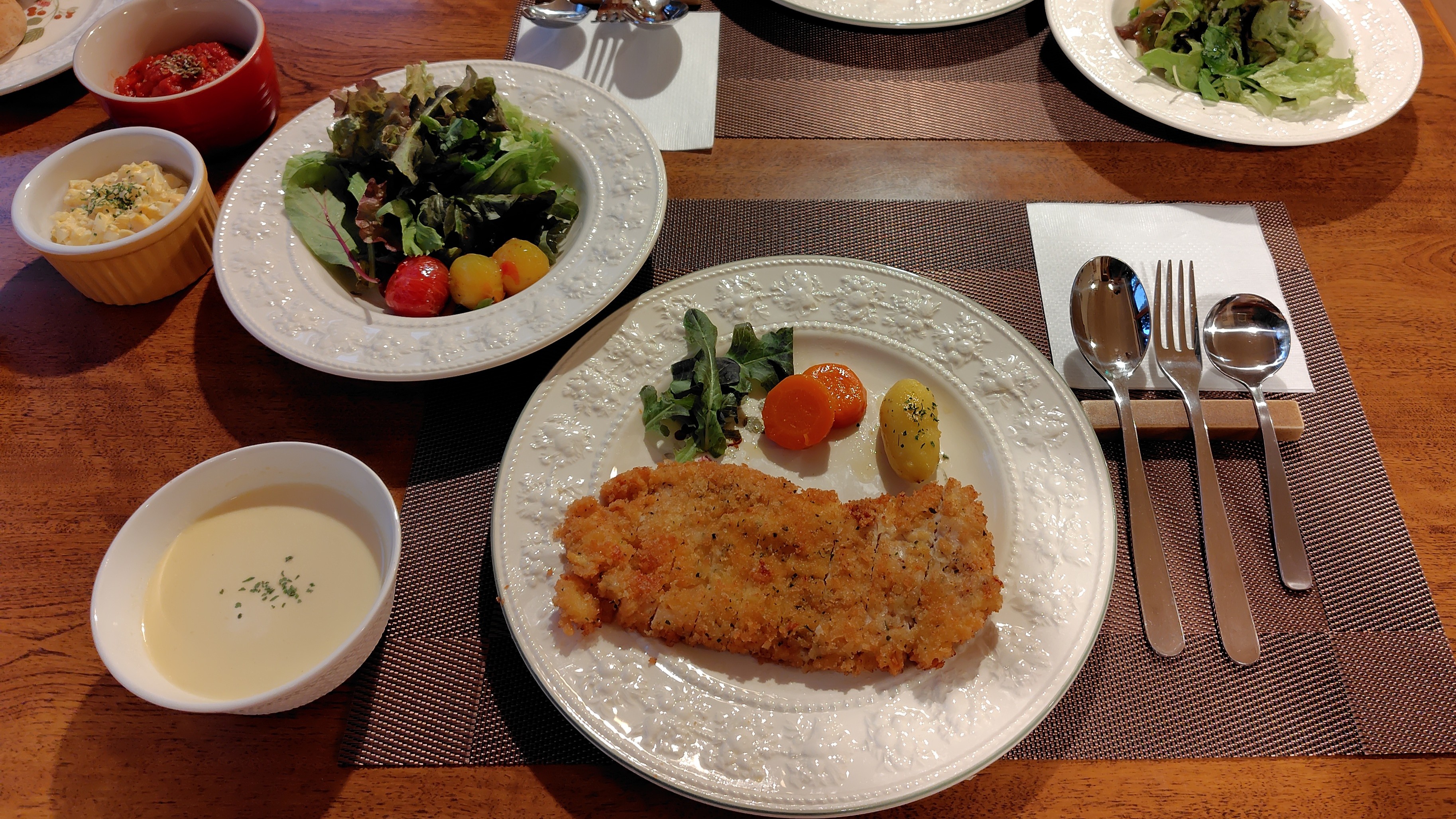 ある日の夕食（メニューは季節や日によって替わります）