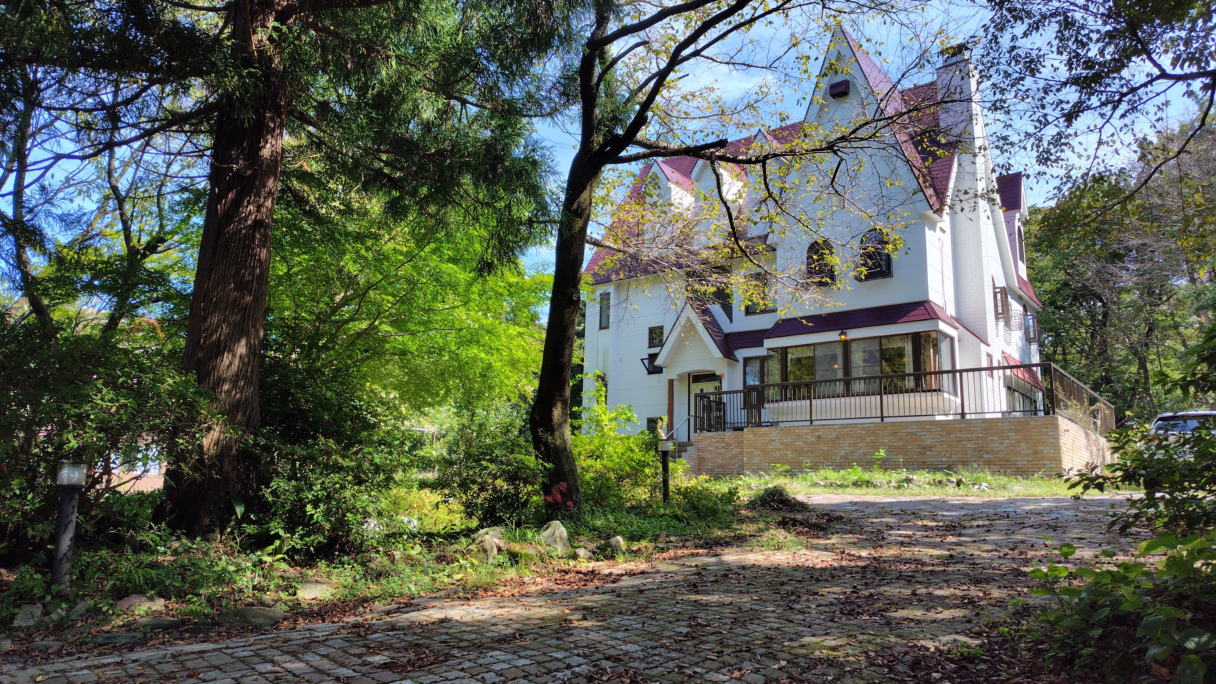 ペンション建物外観と敷地（夏）