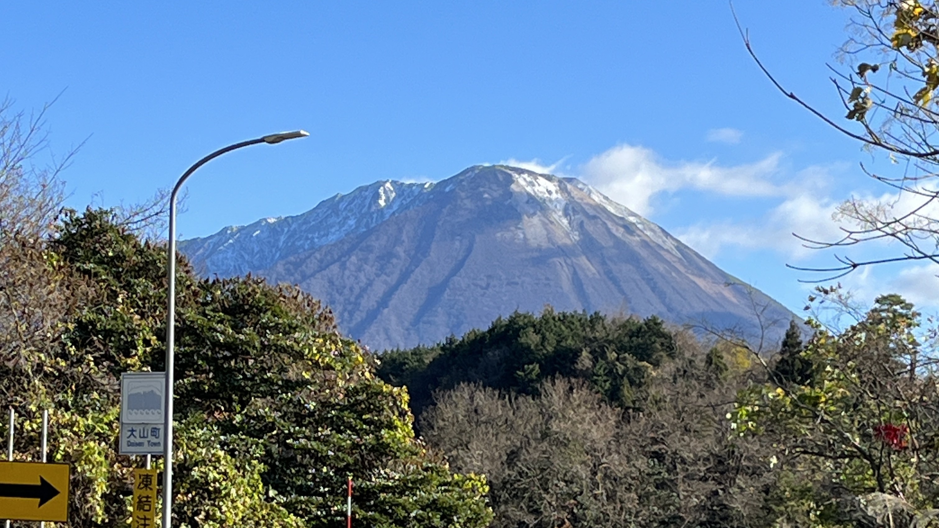 県道から見える大山