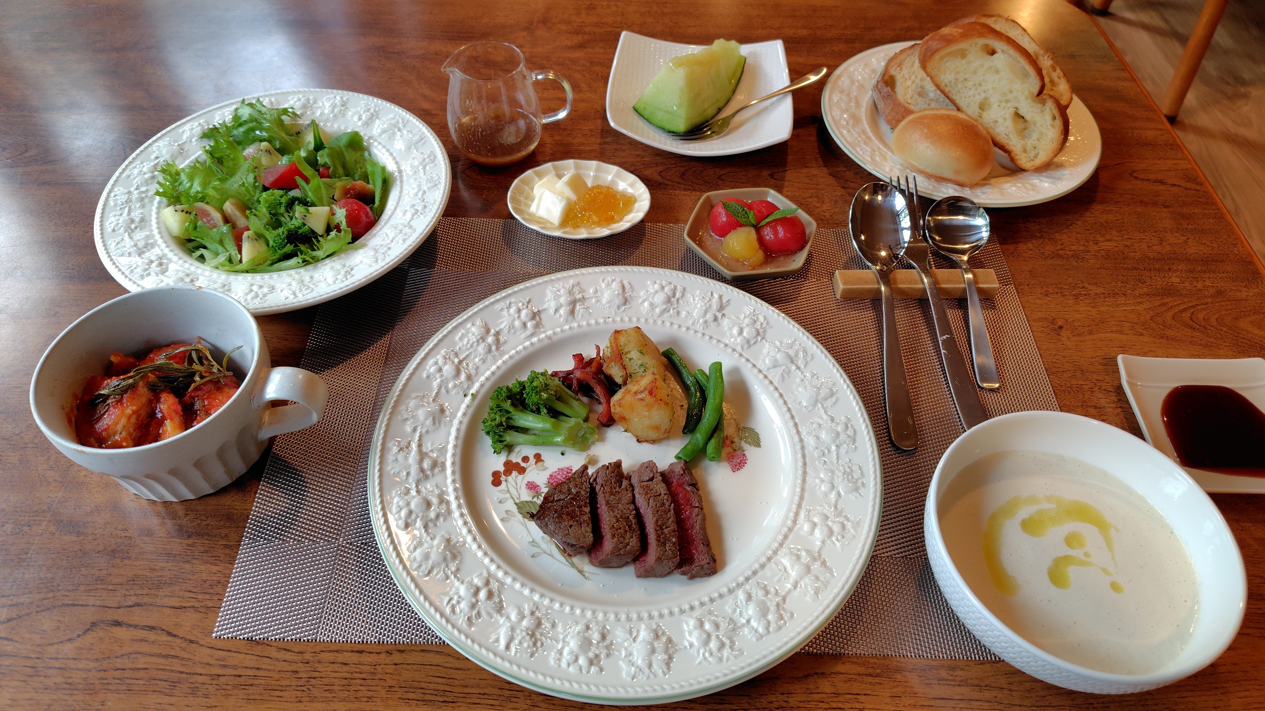 ある日の夕食（メニューは季節や日によって替わります）