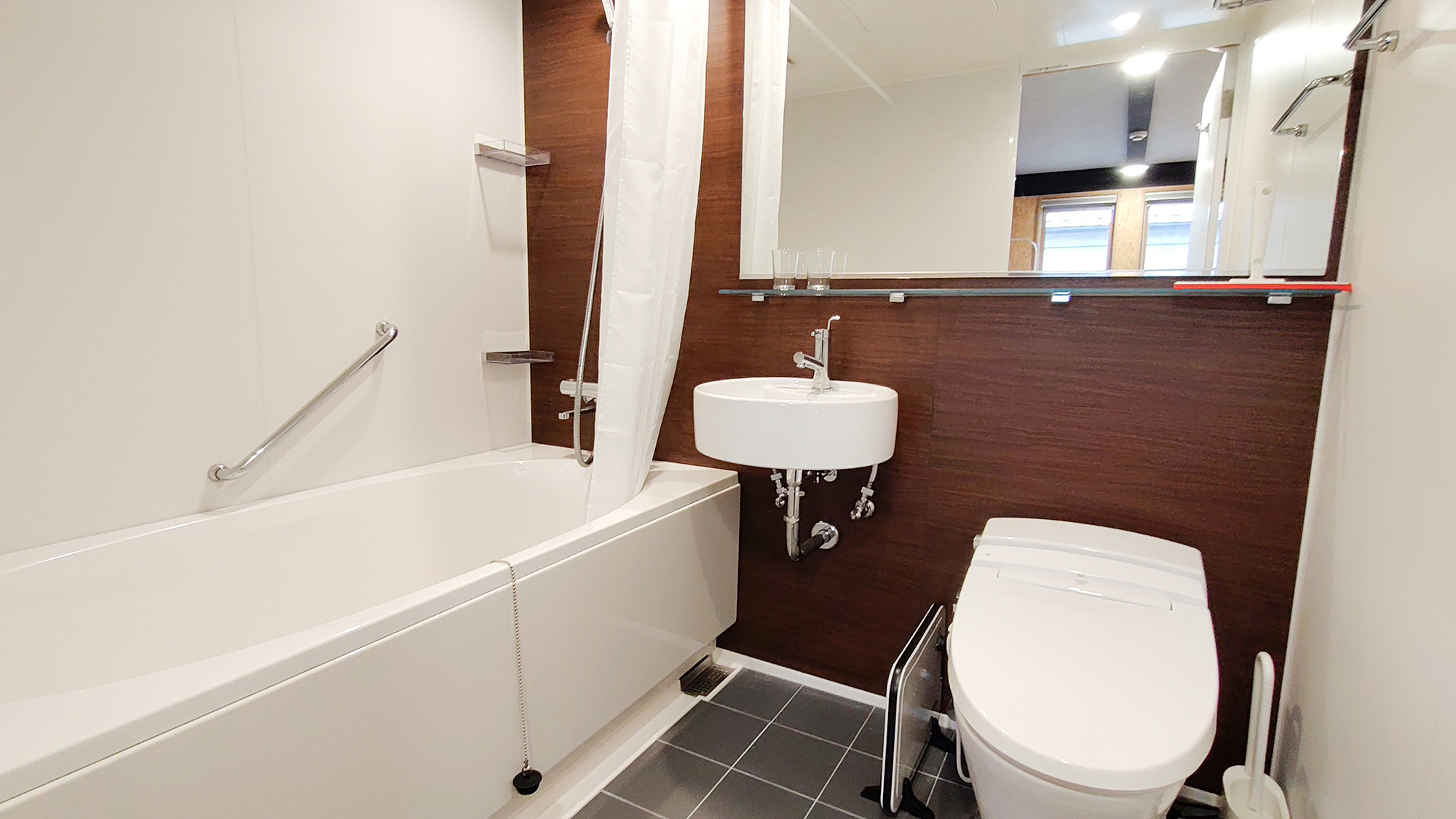 ・【お風呂】各部屋にユニットバスを設置。清潔な空間で快適にお使いいただけます