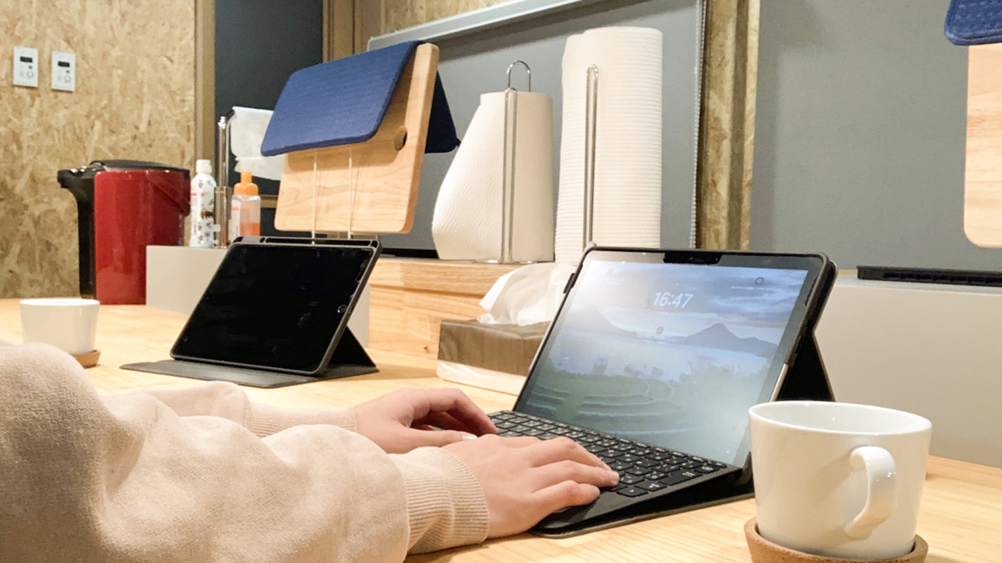 ・【キッチン】共同で使えるアイランドキッチン。作業をしながらコーヒータイムも