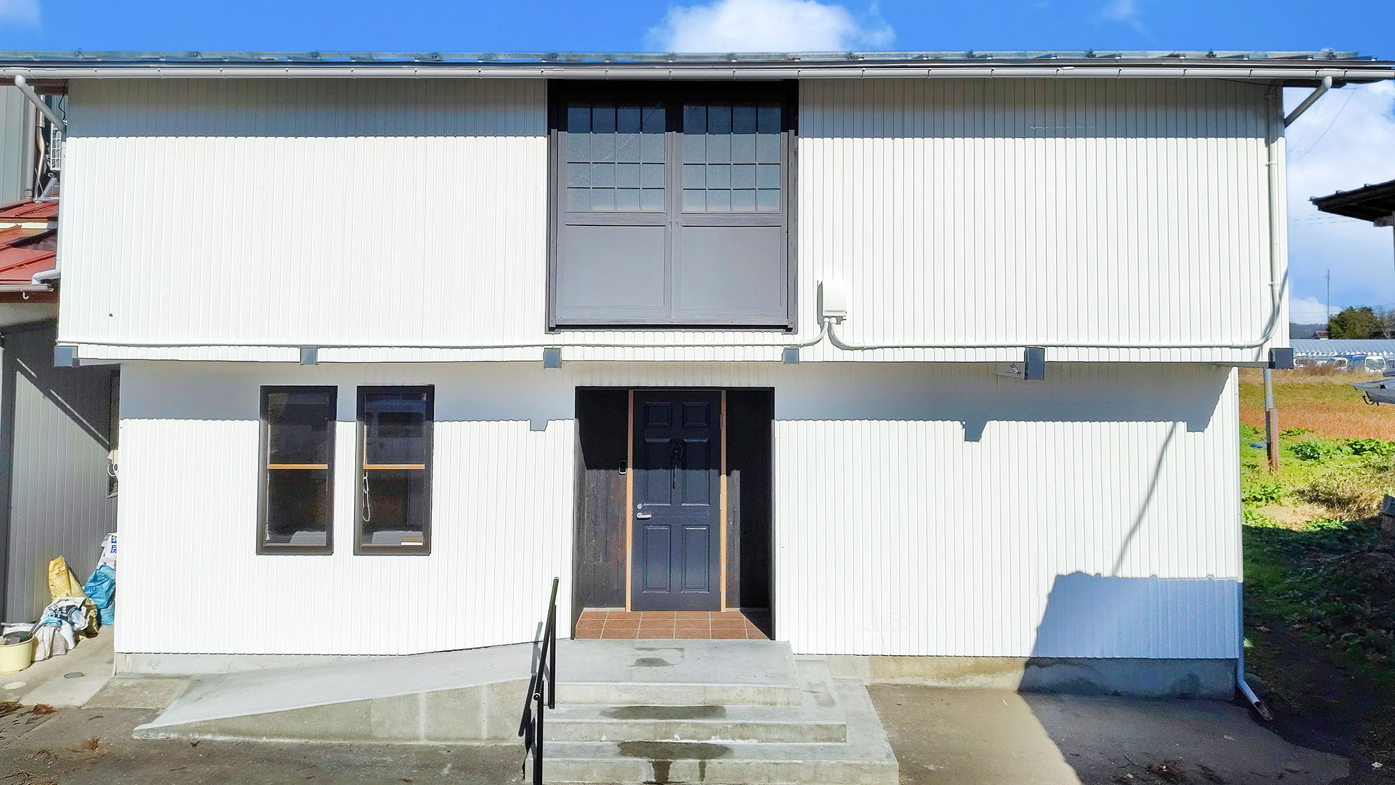 ・【外観】白を基調としたデザインが特徴です。自然の中で作業に取り組める新しい体験を