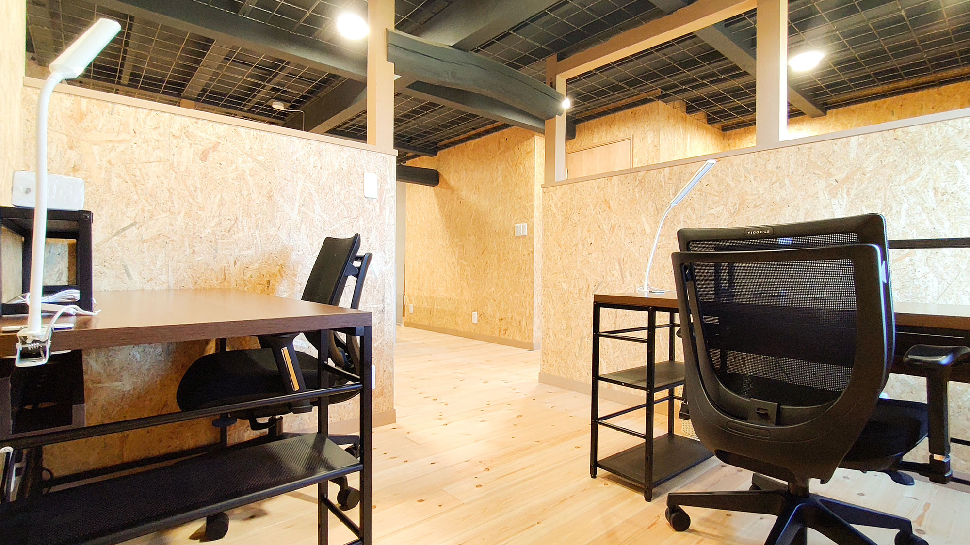 ・【シェアオフィス】2名ずつで間仕切りされたスペース。周りを気にせず作業に集中できます