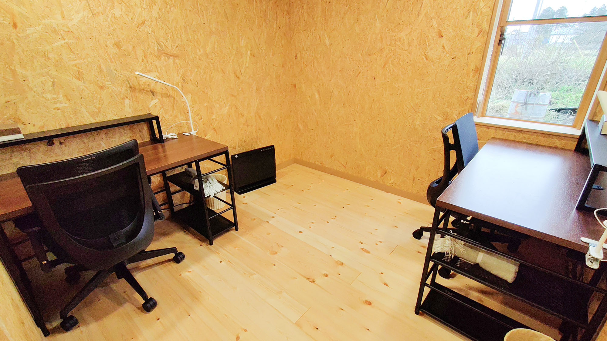 ・【シェアオフィス】2名まで収容可能のシェアオフィス。広々空間で効率的に作業が可能です