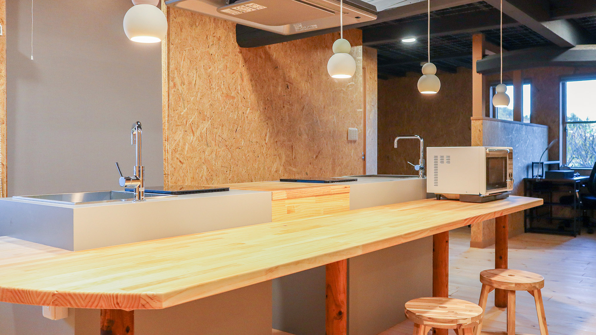 ・【キッチン】電子レンジを完備。お料理を温めたいときもこれで安心