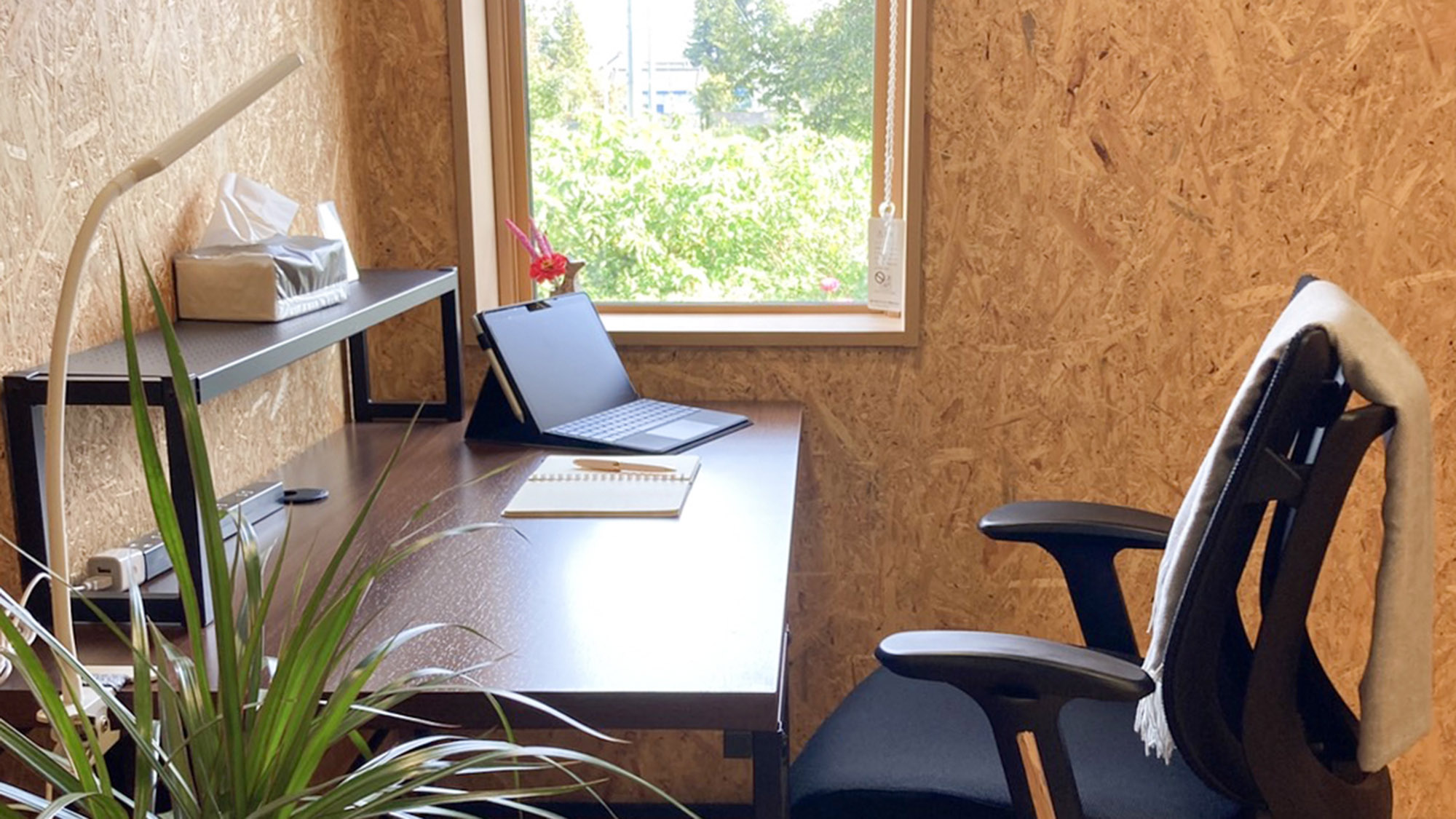 ・【シェアオフィス】デスクのそばの窓からは自然を堪能できます。気分転換に最適