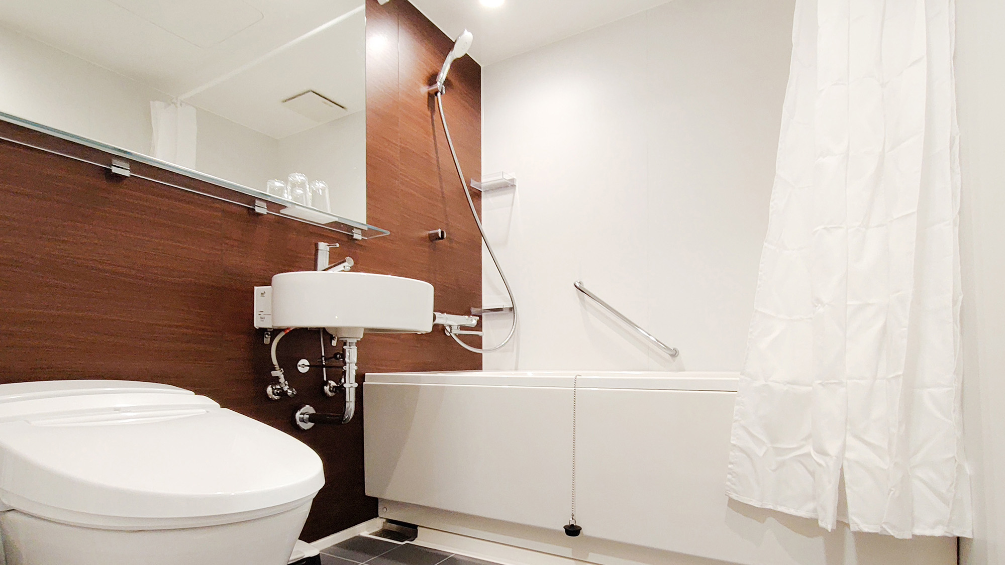 ・【お風呂】白を基調としたユニットバス。シャワーを浴びて作業の疲れを癒してください