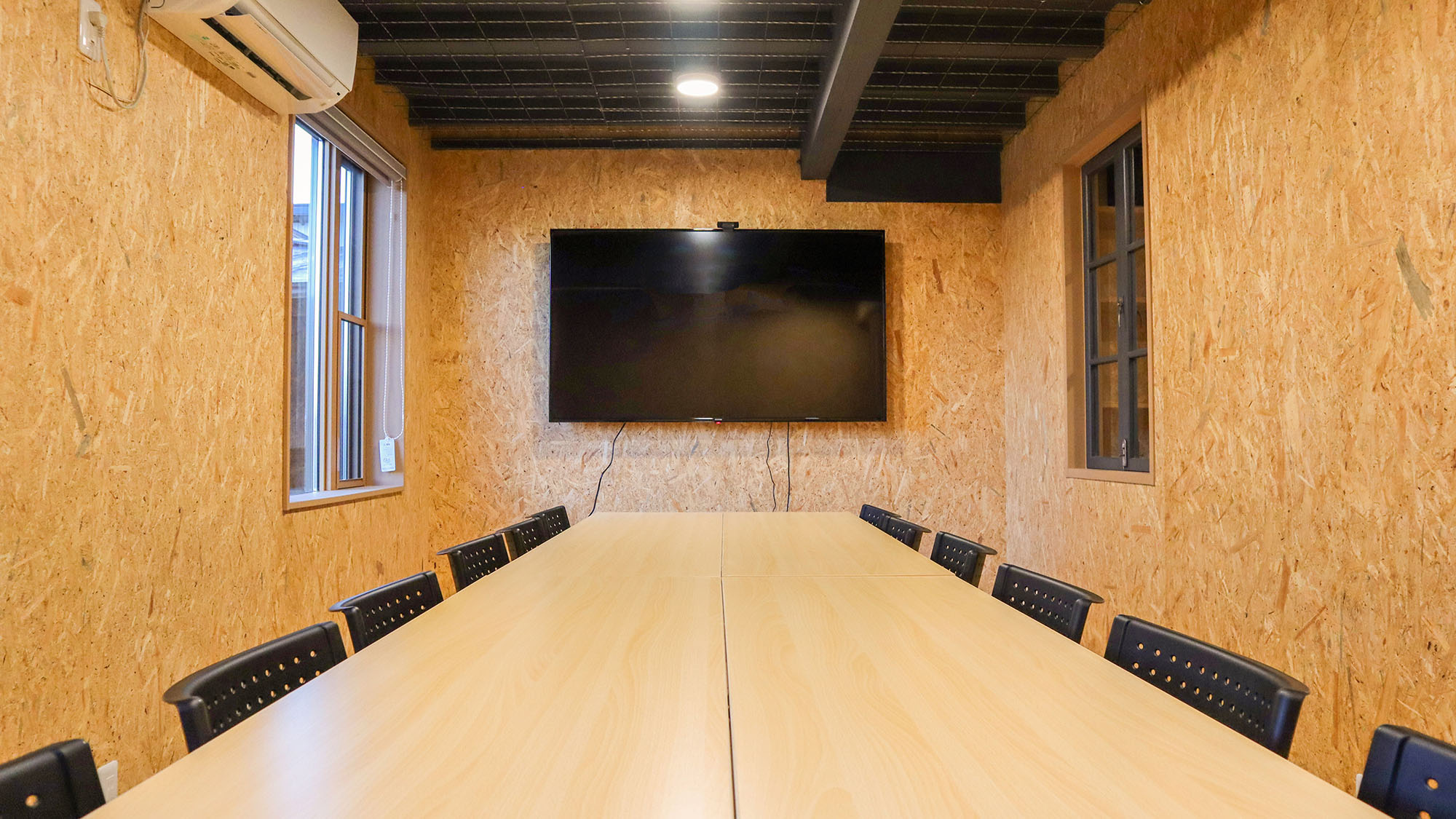 ・【会議室】65インチのモニター完備。12名様までご利用可能で大人数でも快適です