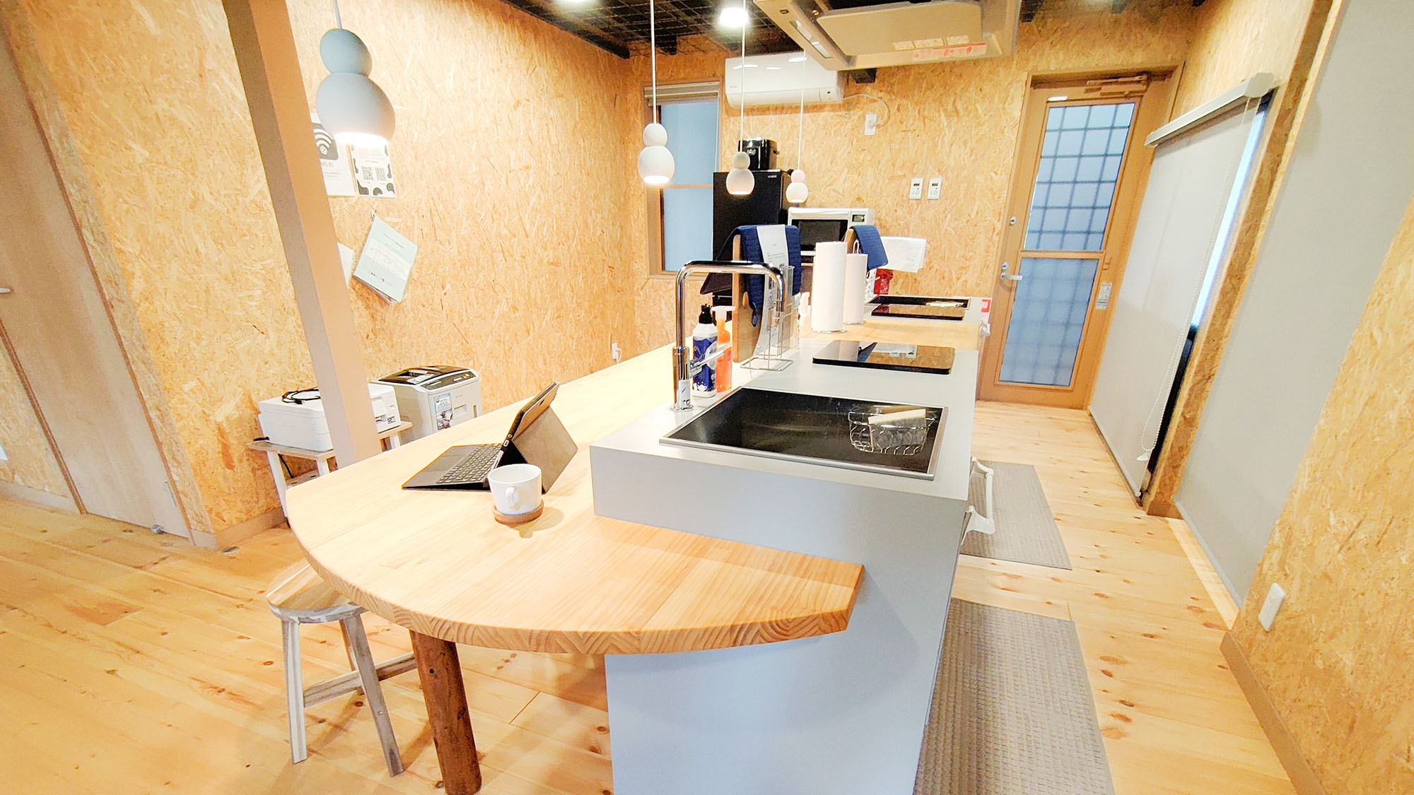 ・【キッチン】木を基調とした温かみのあるアイランドキッチン。料理もはかどりそう